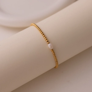 Λεπτομέρεια από επιχρυσωμένο βραχιόλι 18K με γυαλιστερό μαργαριτάρι γλυκού νερού