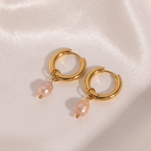Detail of 18K gold-plated stainless steel hoop earrings with elegant pink pearl pendants