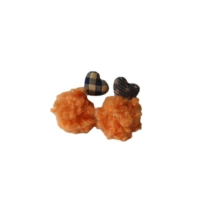 Orecchini con palline di peluche arancioni con pompon e accenti a cuore in tessuto