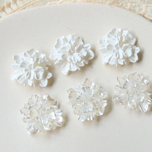 Prachtige 3D geplooide harsbloemen in mat wit en parelmoer voor DIY handgemaakte sieraden