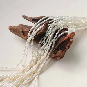 Tiras de perlas blancas de 3mm sobre rama de madera para creación de joyería