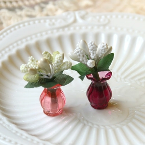 Miniature glass-style resin vases with floral decor for dollhouse and desk ornament