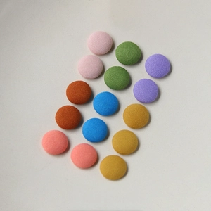 Bunte runde stoffbezogene Knöpfe für Hemden und Mäntel in verschiedenen Pastelltönen