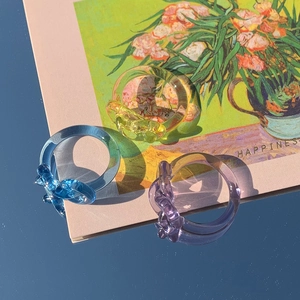 Dreiteiliges buntes Harz-Knotenring-Set in Blau, Lila und Gelb auf künstlerischem Grund
