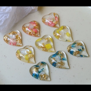 Handmade resin heart charms with gold leaf and dried flowers for jewelry making