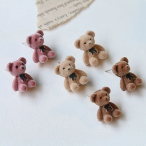 Boucles d'oreilles ours floqué en rose, kaki et marron avec petits nœuds noirs élégants