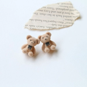 Paire de jolies boucles d'oreilles ours en peluche marron avec petits nœuds papillon