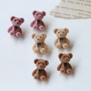 Détail macro de six petits oursons floqués pour bijoux DIY avec nœuds papillon noirs mignons
