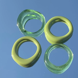 Set di anelli in resina verde con forme irregolari e finitura liscia color matcha