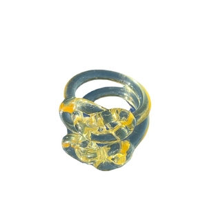Minimalistischer Harz-Knotenring mit gelbem Sanddekor auf reflektierender Fläche