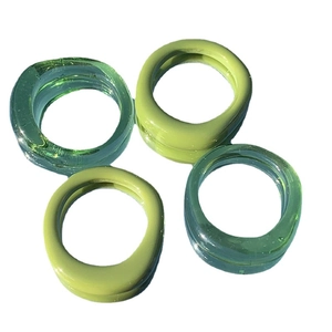 Set di anelli irregolari in resina verde con estetica minimalista lucida da donna