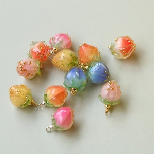 Bunte 3D-Rosenknospen-Anhänger aus Harz mit Goldperlen für DIY-Schmuck und Handwerk