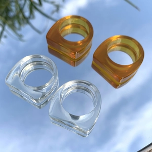 Anillos anchos minimalistas de resina transparente y ámbar con reflejo del cielo azul