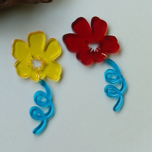 Handbeschilderde tulpenoorbellen van geel en rood acryl met blauwe spiraalvormige hangers