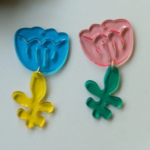 Pastelkleurige acryl tulp hangers voor DIY sieraden maken in blauw en roze