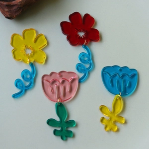 Macro-detail van pastorale acryl tulphangers voor DIY sieraden met metalen verbindingen