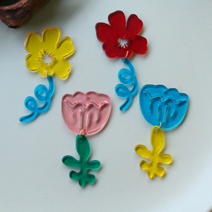 Detail van kleurrijke acryl tulpenhangers voor doe-het-zelf sieraden in vrolijke dopamine-stijl