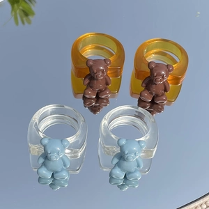 Detalle de anillos de oso de resina DIY en marrón ámbar y azul cielo transparente