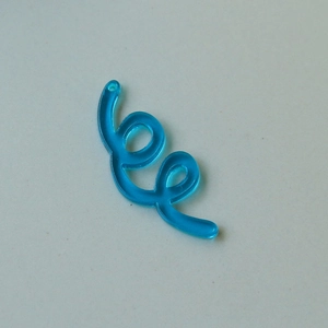 Detail van doorschijnende blauwe acryl spiraalvormige hanger voor het maken van DIY sieraden