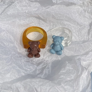 Detalle de anillos de resina hechos a mano con lindos ositos 3D en ámbar y azul