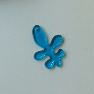 Detail van blauwe transparante acryl bladhangers voor het zelf maken van sieraden