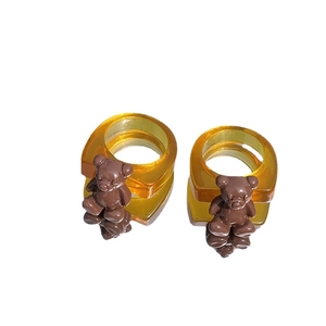 Set de dos anillos de resina ámbar con banda ancha y lindos dijes de osos marrones