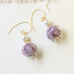 Pendientes largos de flores de cristal morado con perlas blancas y ganchos dorados