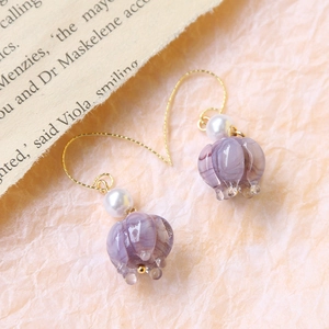 Elegantes pendientes de lirio de los valles en vidrio lila con perlas y ganchos