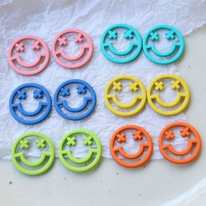 Dettaglio di ciondoli smiley opachi colorati in sei tonalità per la creazione di gioielli