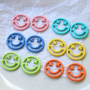 Vista macro di ciondoli smiley opachi colorati per fermagli e gioielli fai-da-te