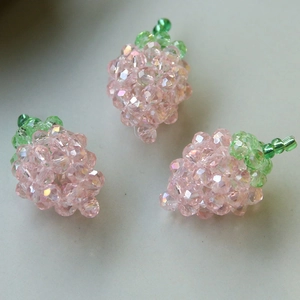 Drei handgefertigte rosa Kristall-Traubenanhänger mit grünen Blättern für DIY-Schmuck