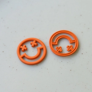Vista dettagliata di ciondoli smiley arancioni opachi per gioielli fai da te e capelli