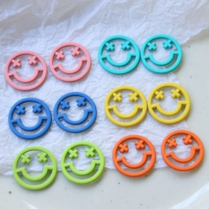 Ciondoli colorati a forma di faccina sorridente opaca per orecchini fai-da-te e bijoux