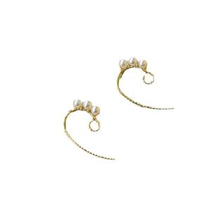 Élégantes boucles d'oreilles pendantes torsadées dorées avec trois perles blanches