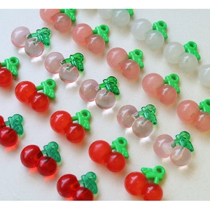 DIY kersenhangers in rood, roze en mat wit voor het maken van sieraden en knutselprojecten