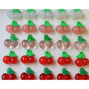 Gekleurde kersen bedeltjes van hars met groene blaadjes en gaten voor DIY sieraden