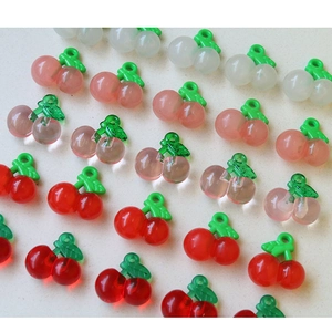 Macro-opname van acryl kersenhangers voor DIY-sieraden en telefoonhoes decoratie