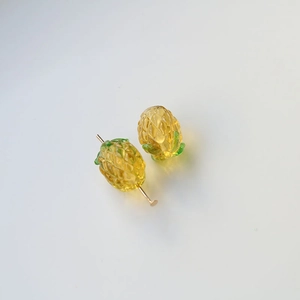 Macro detail van handgemaakte amberkleurige glazen ananas kralen met realistische textuur