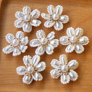 Handgewebte Künstliche Perle Blume Charms Mit Gold Staubblatt DIY Schmuckzubehör Für Ohrringe Haarschmuck Handyhülle Dekor