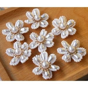 Handgefertigte Perlenblüten mit Goldperlen für DIY-Haarschmuck und Handyhüllen
