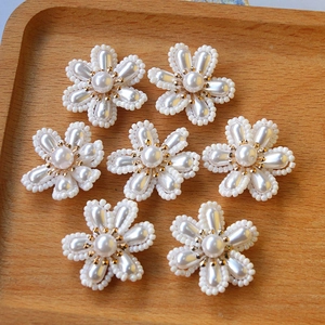 Handgefertigte Perlenblumen-Accessoires mit goldenen Akzenten für DIY-Schmuckherstellung