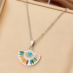 Collier chic avec pendentif éventail, pétales en émail coloré et perle de turquoise bleue