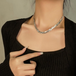 Drielaagse zilveren gevlochten slangenbot ketting gedragen door een model in stijl