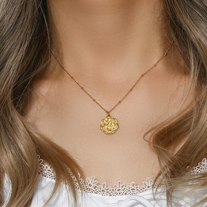 Collana vintage placcata oro 18 carati con ciondolo floreale a rilievo e catena con perline