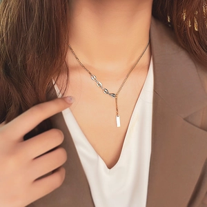 Minimalist bicolor coffee bean link necklace with rectangular pendant on a model