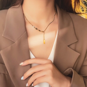 Minimalist 18K gold coffee bean link necklace with a vertical rectangular pendant