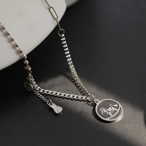 Collier cheval à bascule argenté moderne avec breloques pièces et sac d'argent multi-maillons
