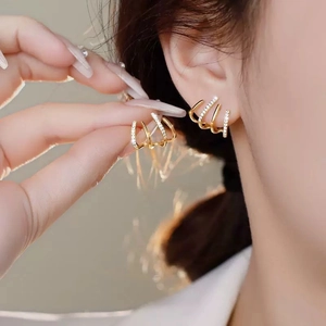 Elegante goldene Vier-Krallen-Ohrstecker für Damen mit weißen Zirkonia-Steinen