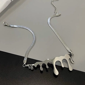 Collana in Acciaio Inossidabile con Design Moderno a Goccia di Lava Liquida per Donna Colore Argento Stile Edgy Catena Clavicola
