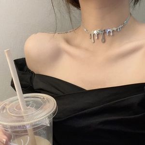 Collana d'argento a goccia di lava indossata da una modella su un top nero chic